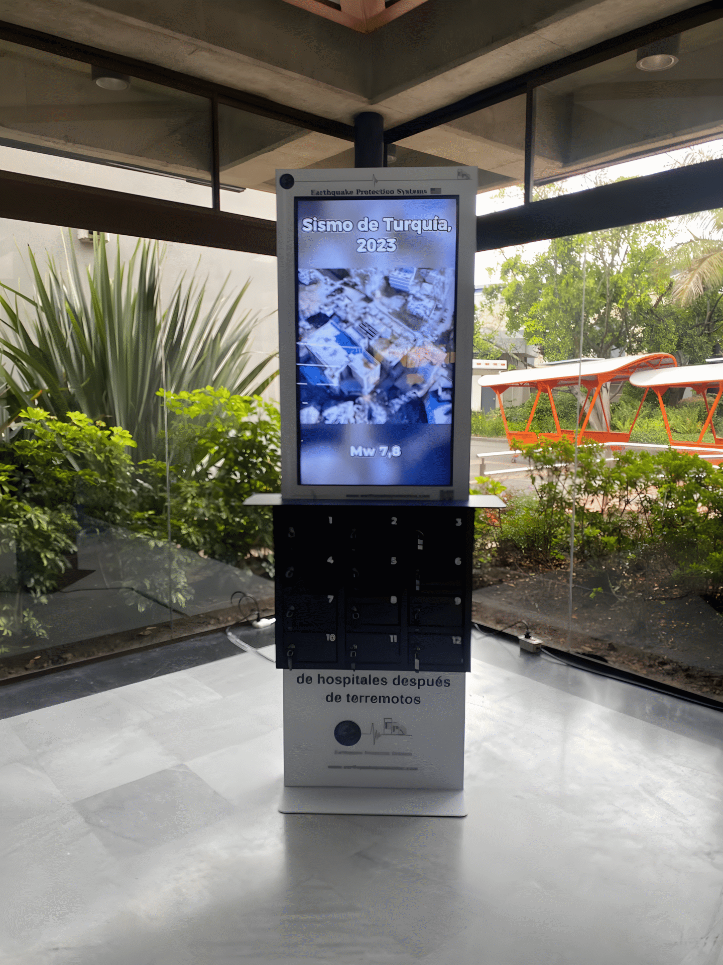 Tótem digital con casilleros para carga de celular